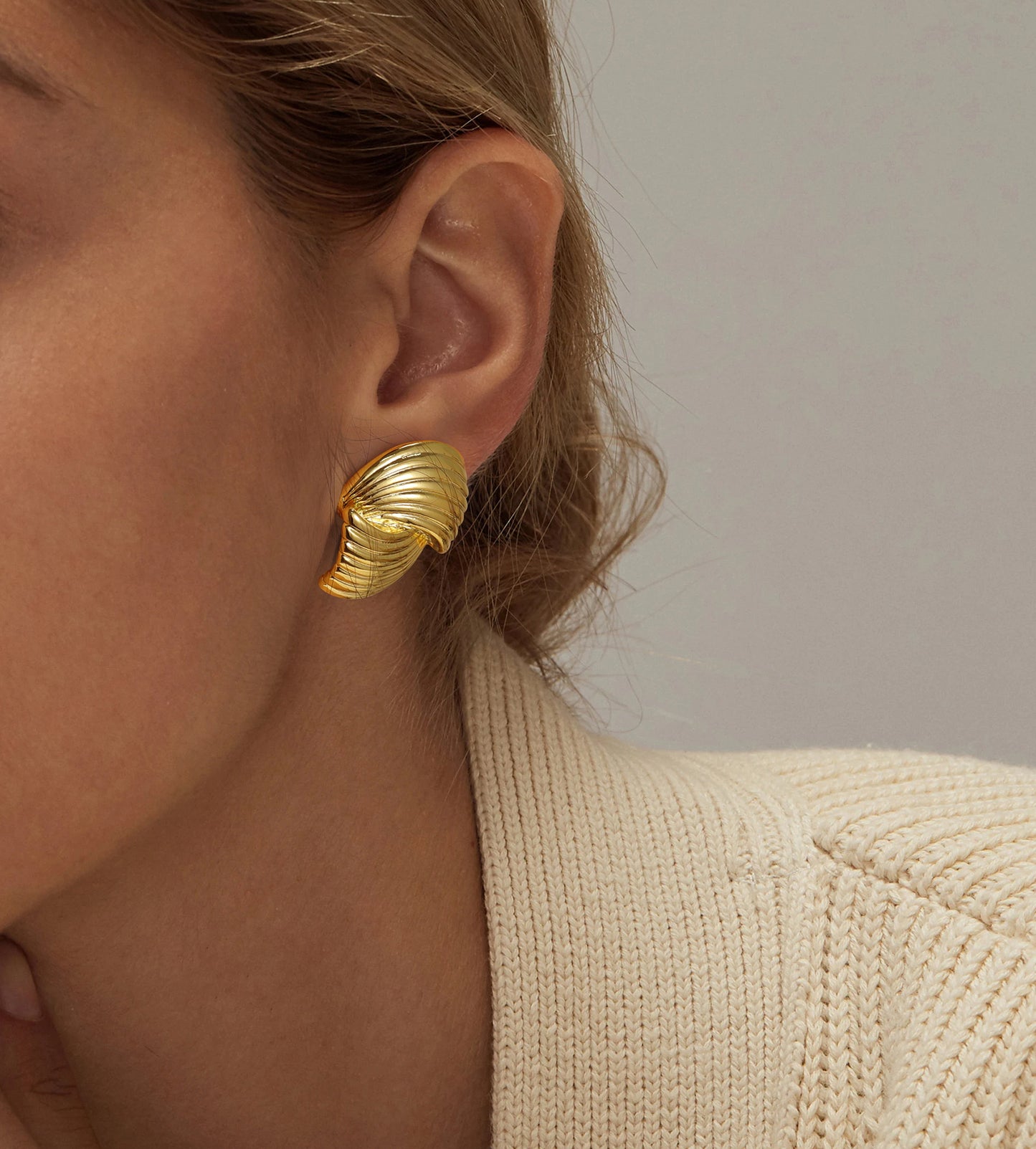 Chunky Gold Earrings Trendy Vintage Gold Shell Geometric Stud Statement Earrings Hypoallergenic Dupes Jewelry for Women Gifts for Her