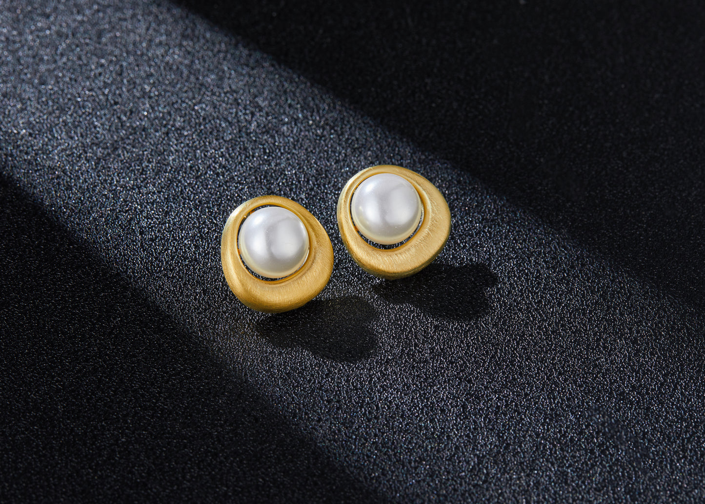 18K Gold Plated Stud Pearl Earrings for Women, Fashion White Pearl Stud Earrings Jewelry Accessory Gifts for Her