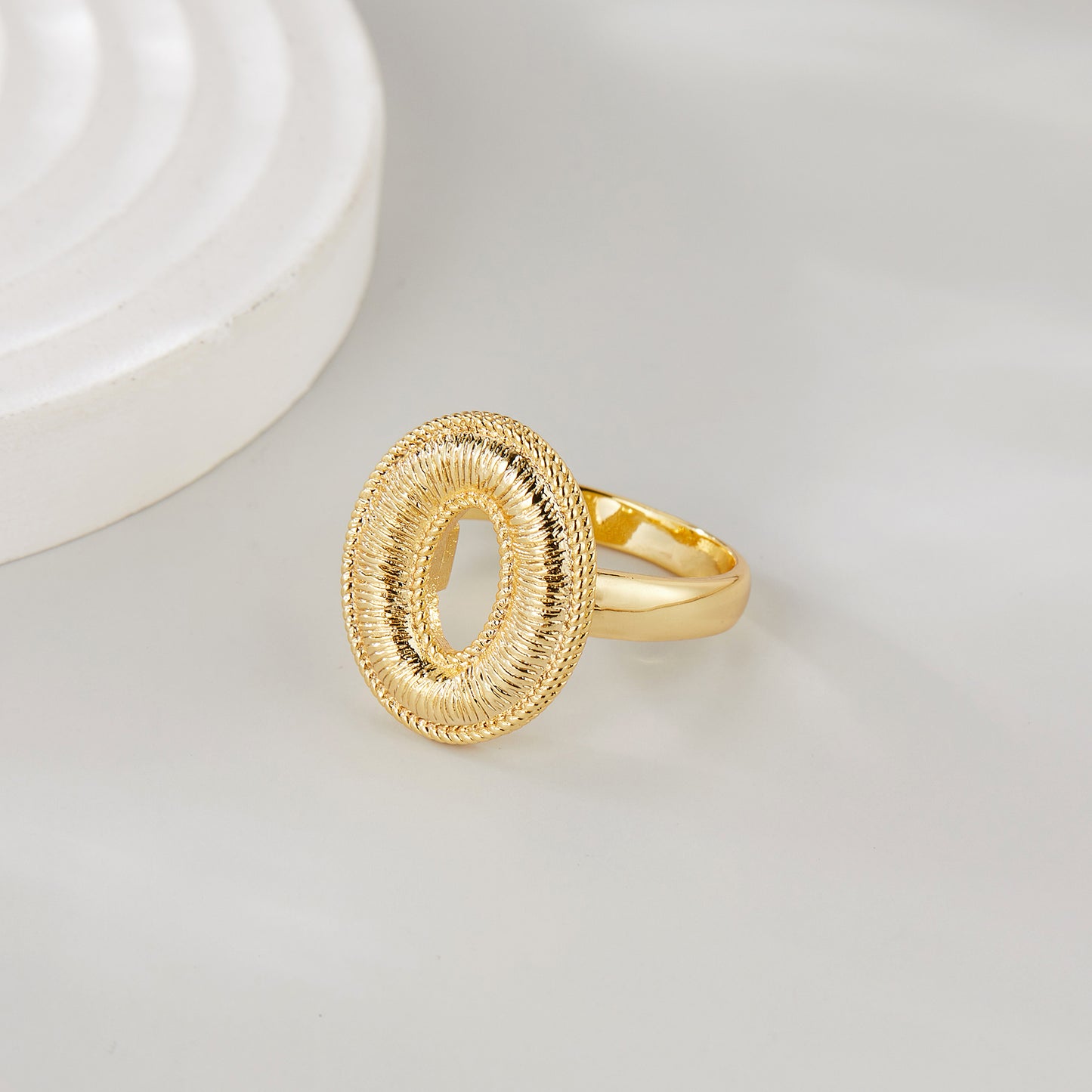 Gold Rings for Women, Fashion Chunky Signet Statement Rings Gold Plated Band Ring Wide Metal Round Rings Cocktail Costume Jewelry Gifts for Her