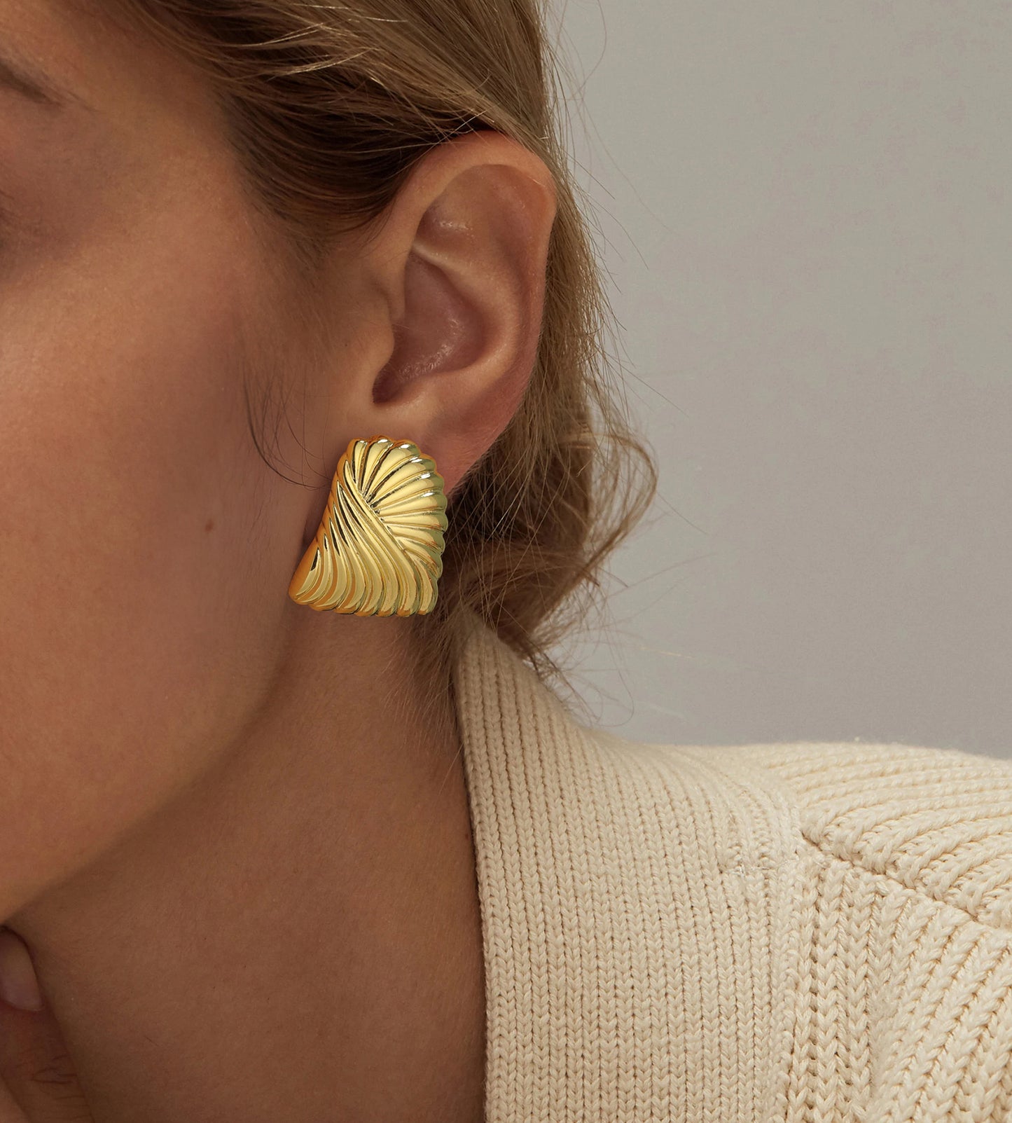 Chunky Gold Earrings Trendy Vintage Gold Shell Geometric Stud Statement Earrings Hypoallergenic Dupes Jewelry for Women Gifts for Her